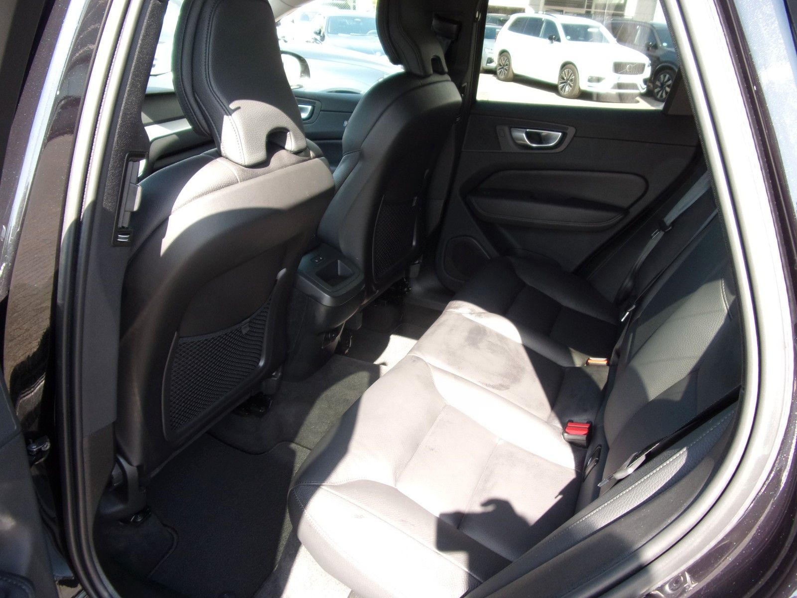Volvo XC 60 B4 Core 2WD - Samsaru's Car Outlet