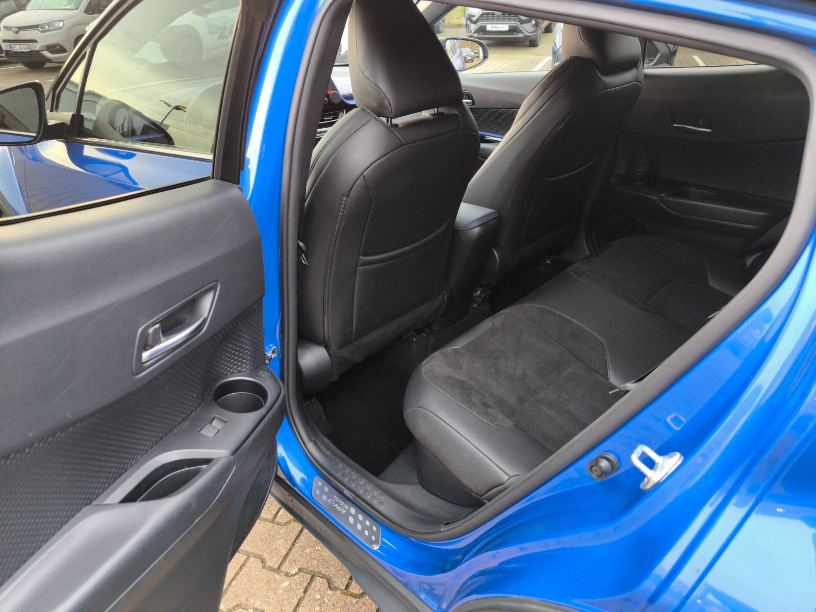 Toyota C-HR Hybrid Style - Samsaru's Car Outlet