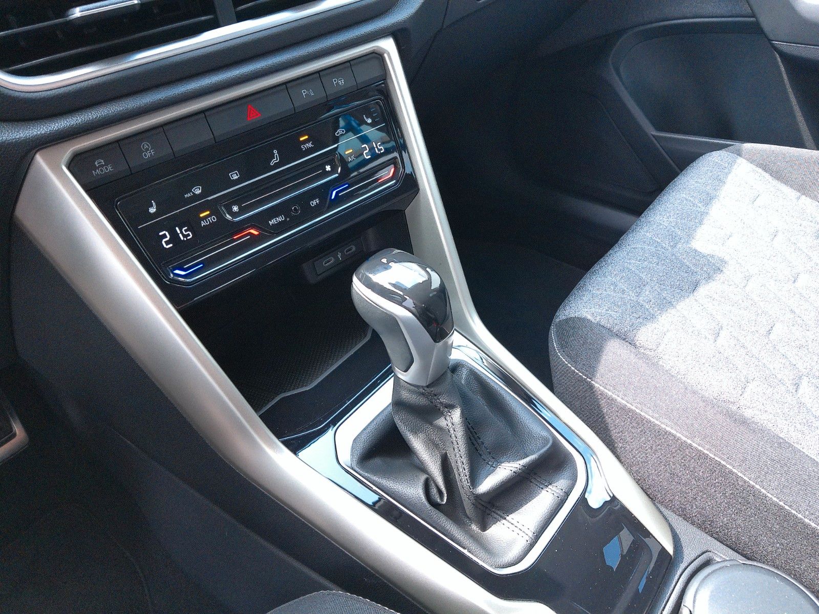 Volkswagen T-Roc 1.5 TSI DSG Move - Samsaru's Car Outlet