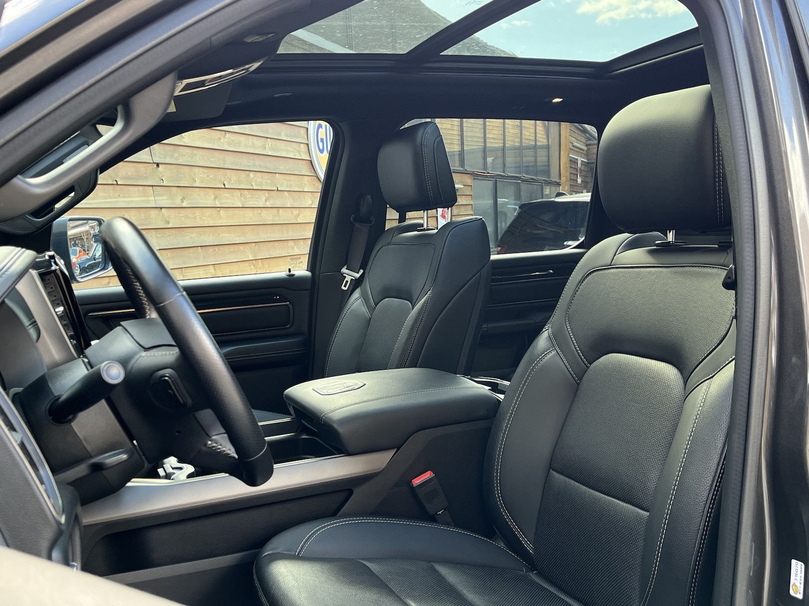 Dodge RAM 1500 SPORT 5,7L Pano 4x4 LPG 12´´ Navi AHK