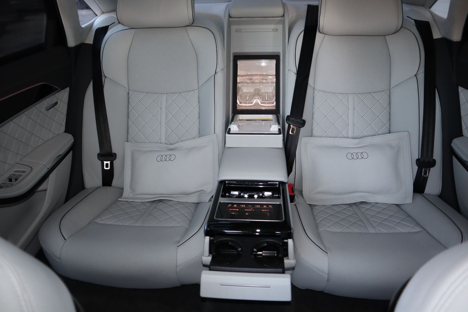 Audi A8L 60 TFSIe lang exclusive - Samsaru's Car Outlet