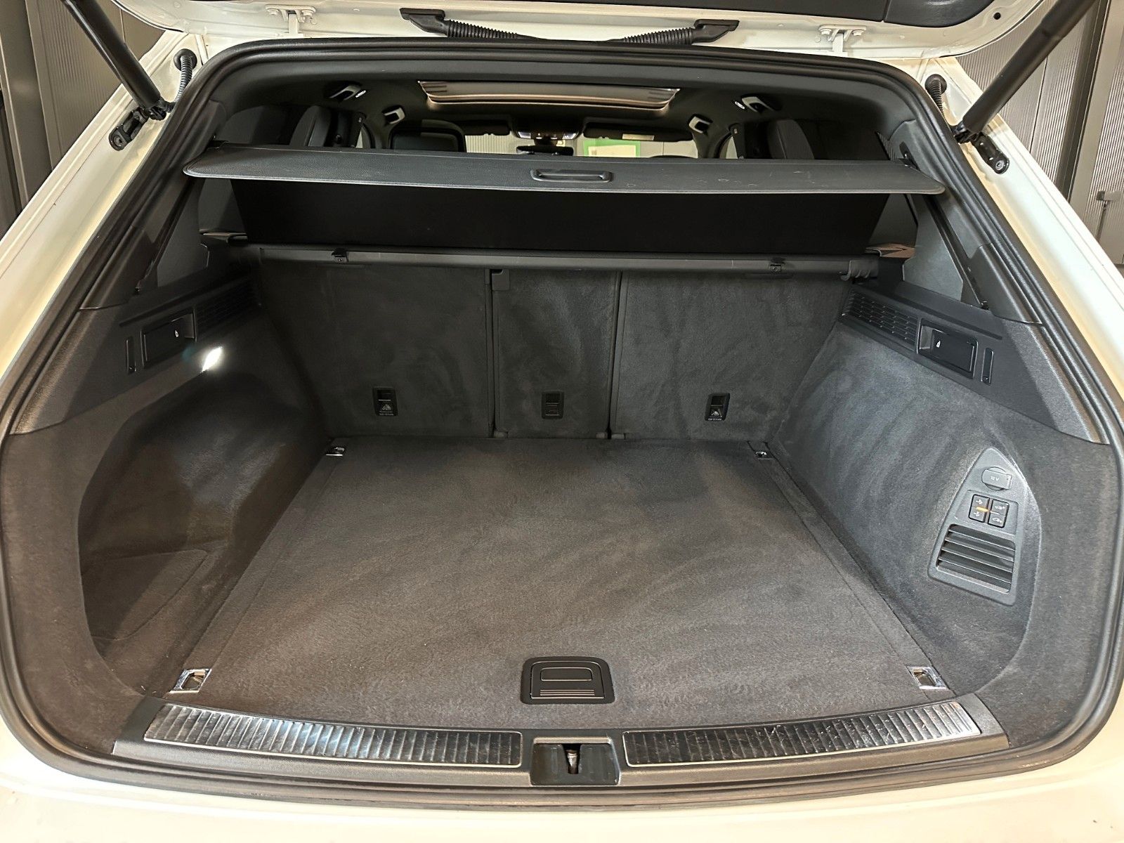 Volkswagen Touareg R-Line 4Motion Black - Samsaru's Car Outlet