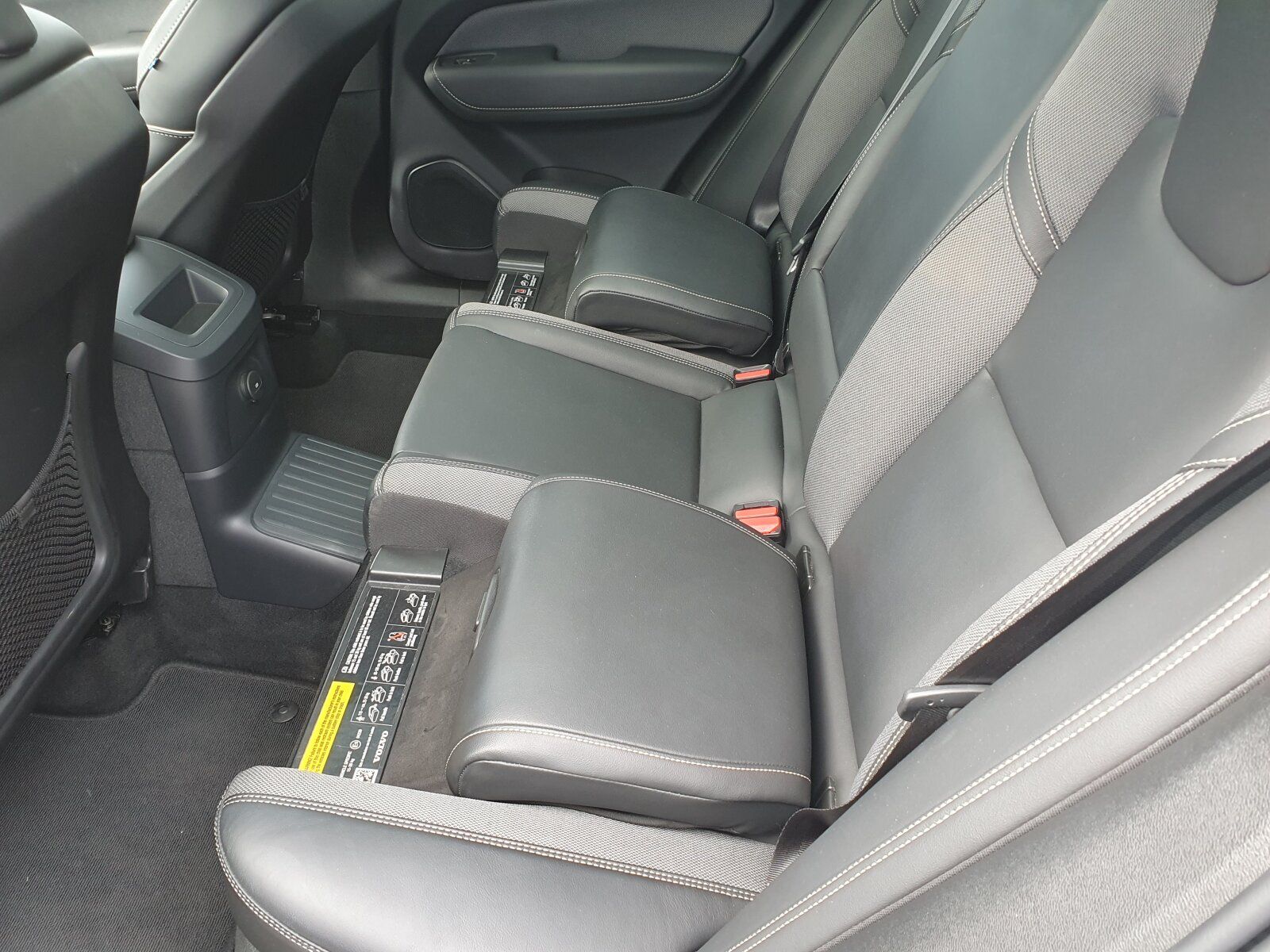 Volvo XC60 Recharge T6 R-Design PANO|
