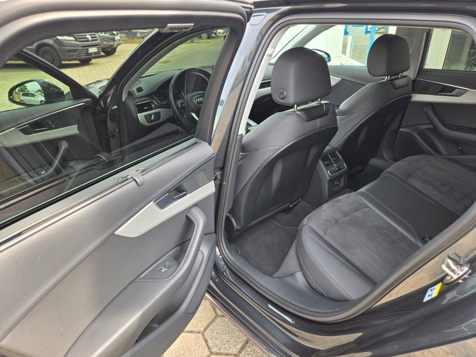 Audi A4 Avant 35 TFSI - Samsaru's Car Outlet