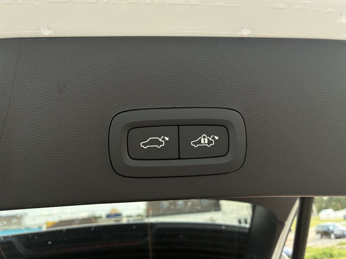 Volvo XC40 B4 Plus Dark AHK LED 360° 8-fach