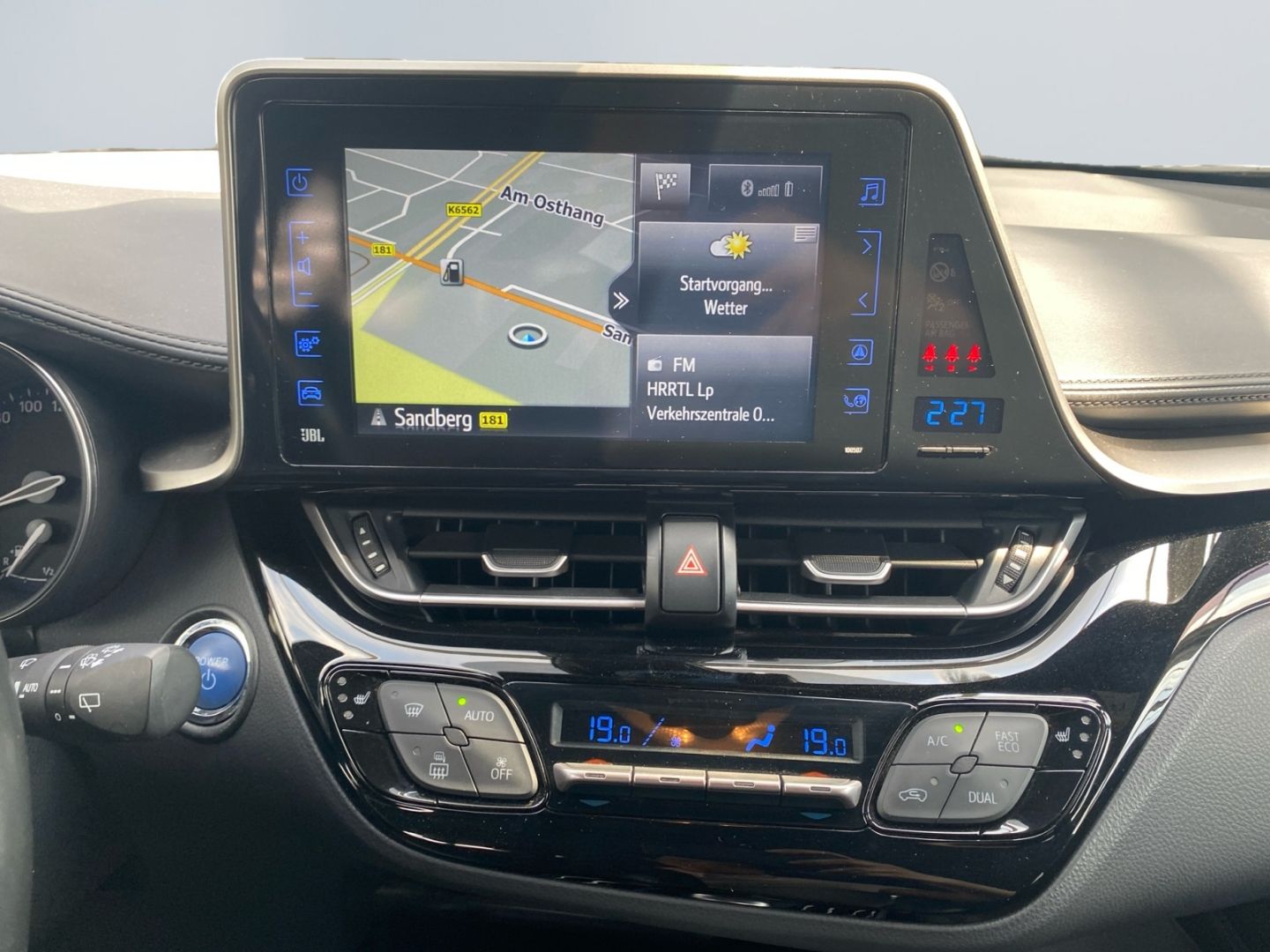 Toyota C-HR 1.8 Hybrid Style Selection - Samsaru's Car Outlet
