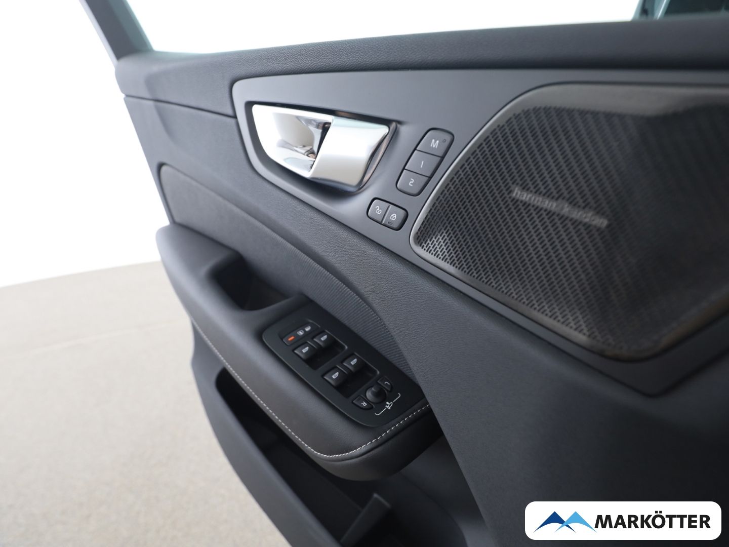 Volvo XC60 B5 AWD Plus Dark AHK/PANO/HARMAN/LHZ/BLIS