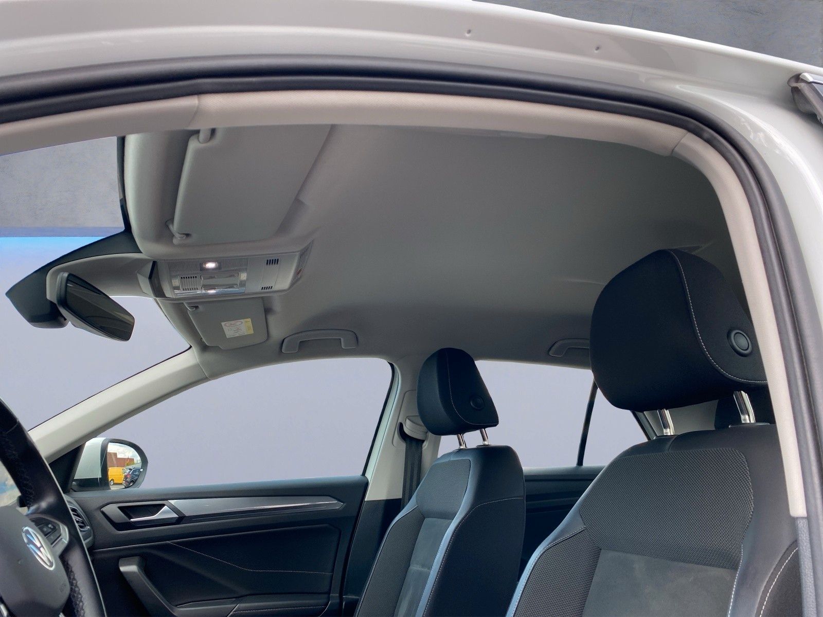 Volkswagen T-Roc 2.0 TDI STYLE - Samsaru's Car Outlet