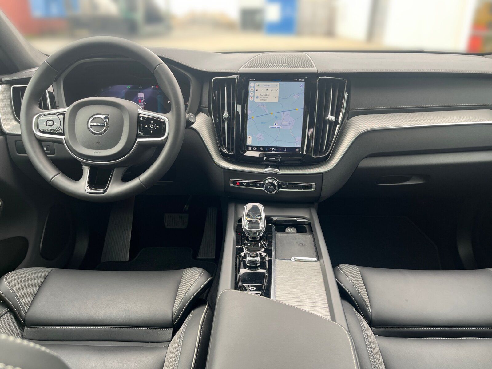 Volvo XC 60 T8 AWD Ultimate Dark AHK+RFK+PANO+SITZHZG