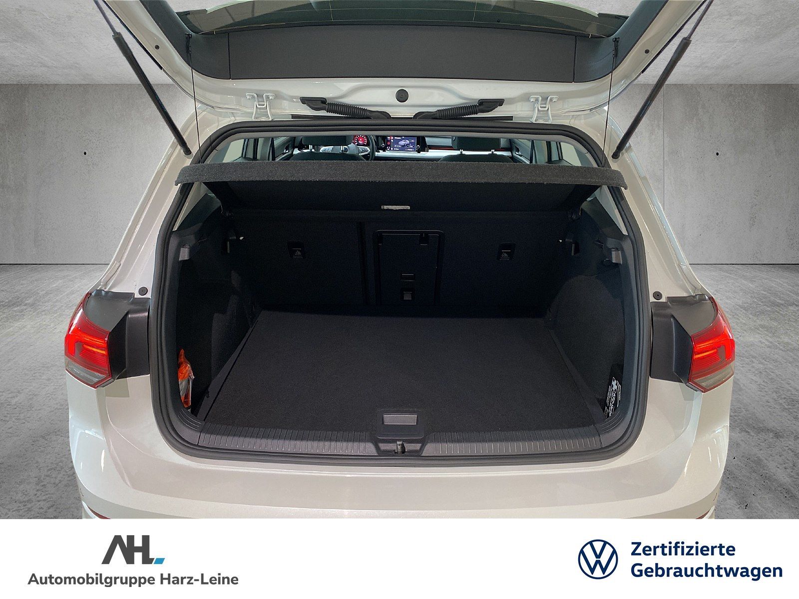 Volkswagen Golf VIII 1.5 TSI Life - Samsaru's Car Outlet