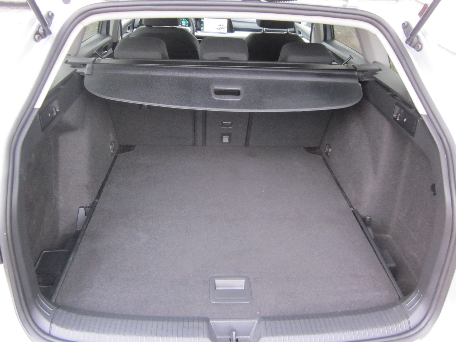 Volkswagen Golf VIII Variant Life - Samsaru's Car Outlet