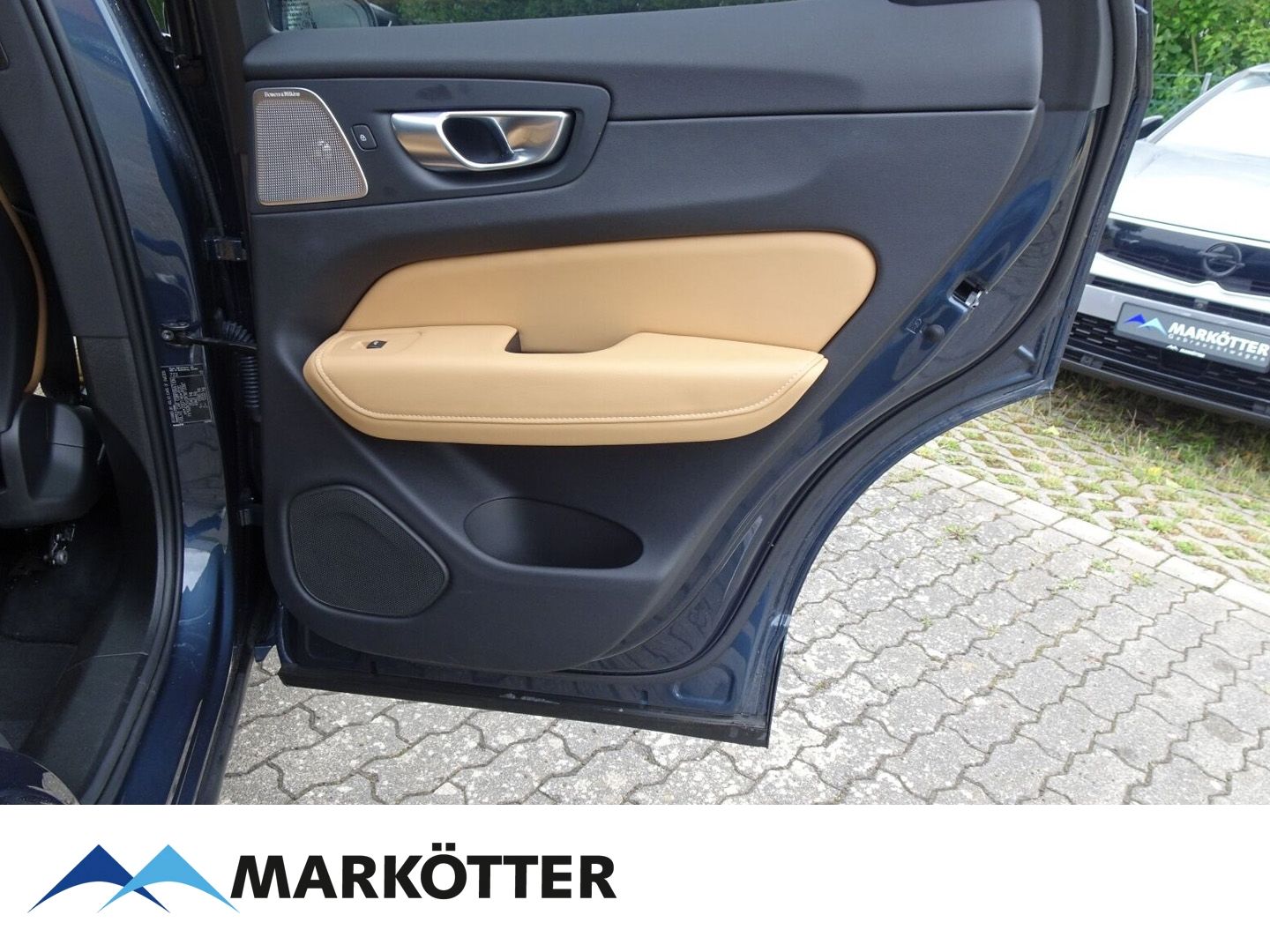 Volvo XC60 B4 AWD Ultimate Dark - Samsaru's Car Outlet