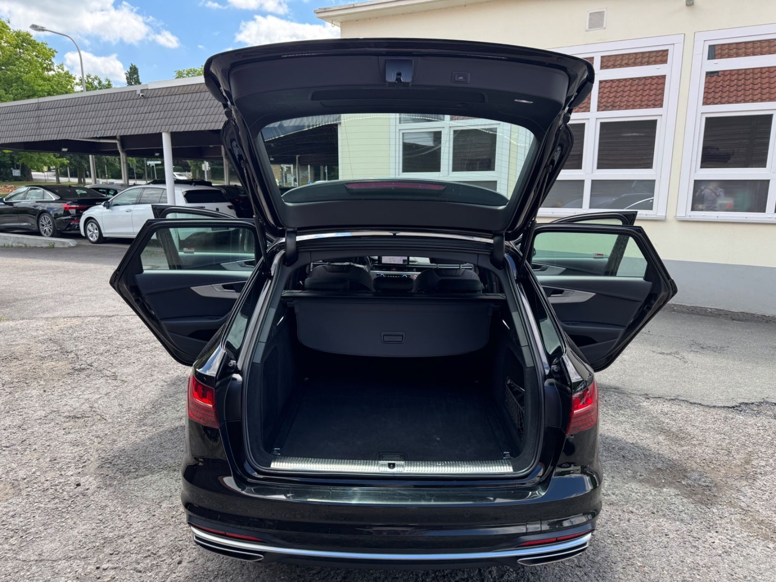 Audi A4 Avant 35 TFSI advanced - Samsaru's Car Outlet