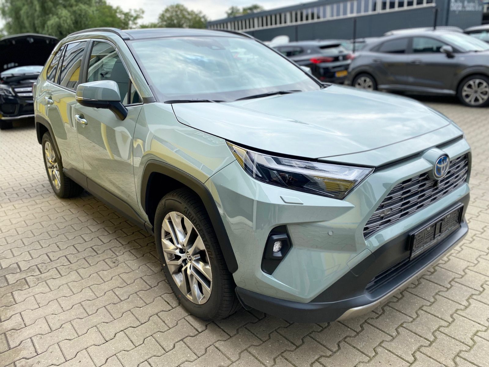 Toyota RAV 4 2.5 Executive Hybrid 4WD - Samsaru's Car Outlet