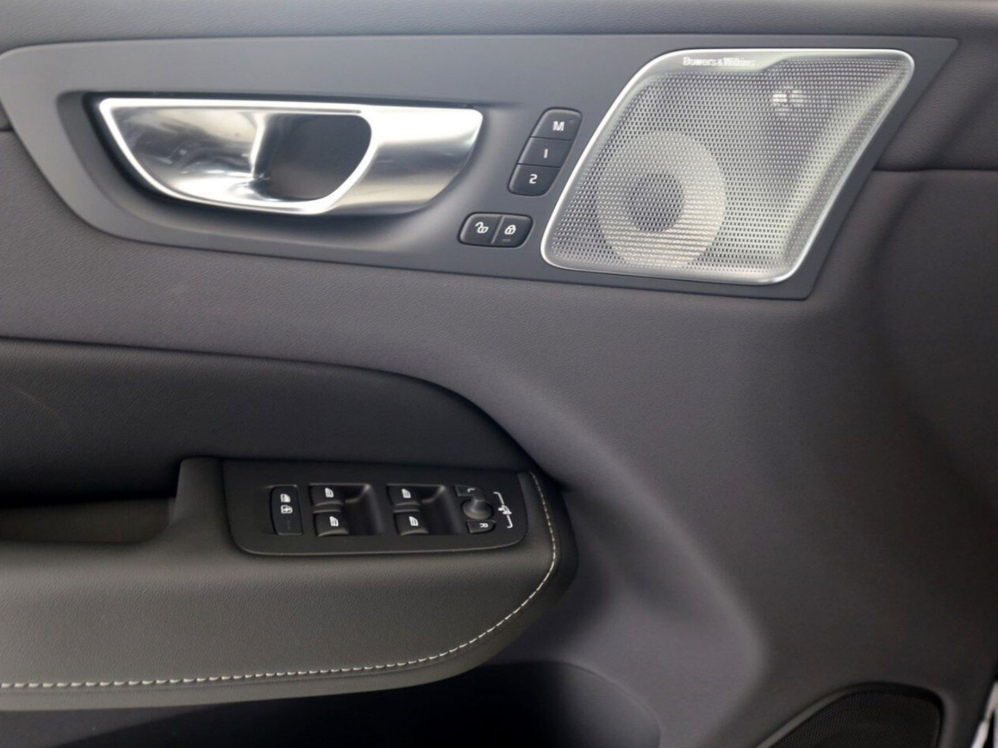 Volvo XC60 T8 Plus Black Edition Recharge Plug-In Hybrid - Samsaru's Car Outlet