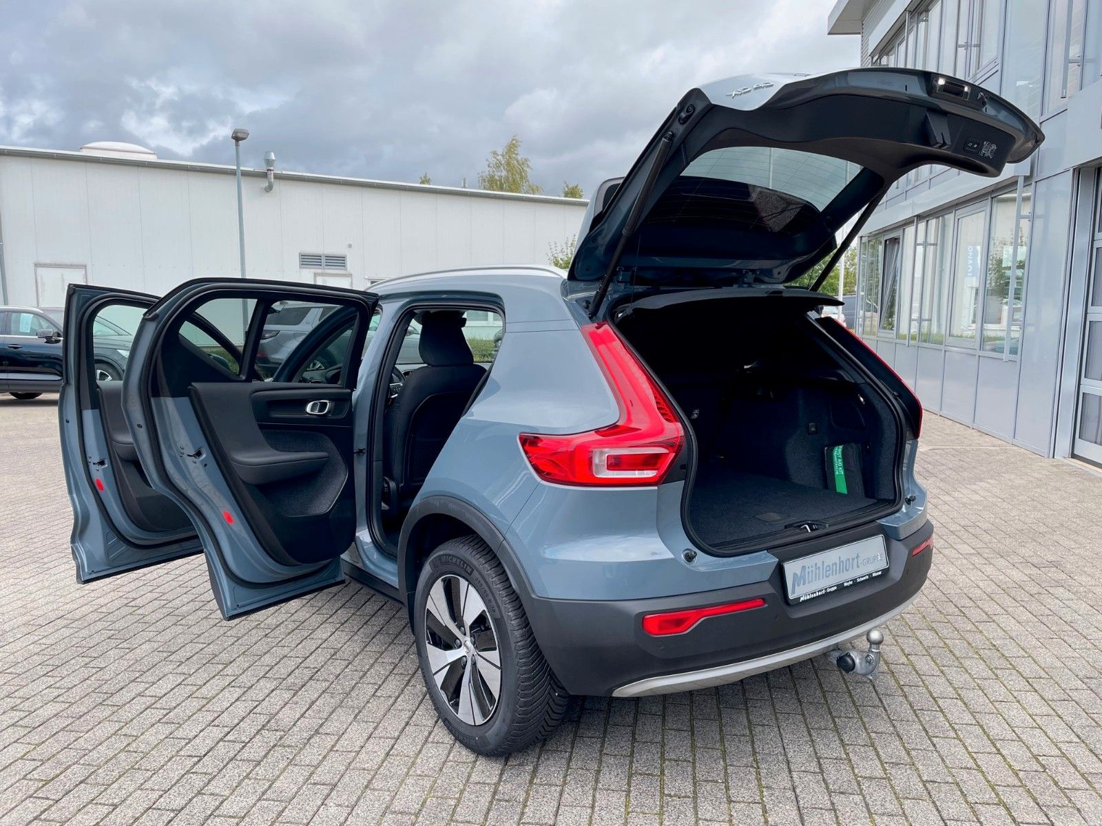 Volvo XC40 T3 Geartr. MOMENTUM PRO-AHK-Cam-Pilot-Keyl