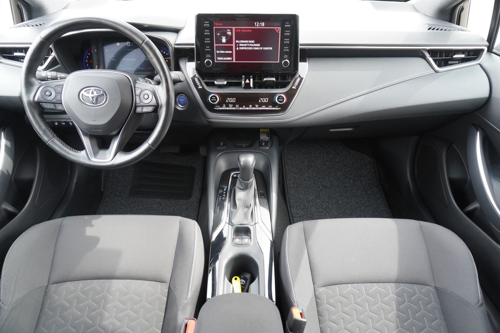 Toyota Corolla 2.0 Hybrid Lounge - Samsaru's Car Outlet