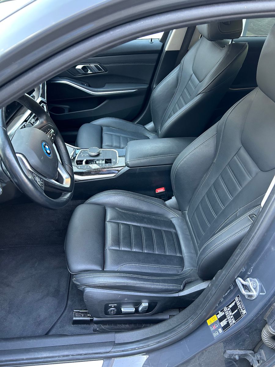 BMW 330 e xDrive,AHK,Leder,el. Sitz,Head Up,Glasdach