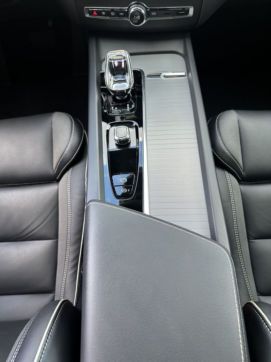 Volvo XC60 T8 AWD Ultimate Dark NAV+LED+360°+PANO+HUD