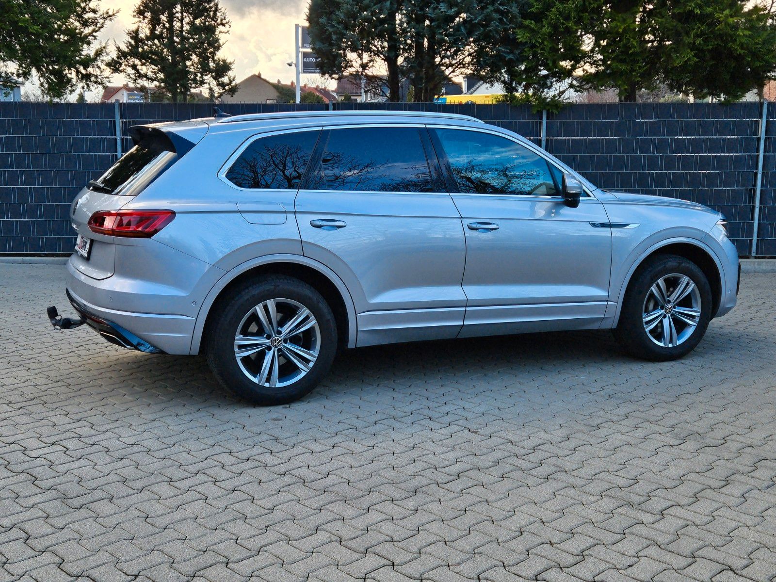 Volkswagen Touareg R-Line 4Motion - Samsaru's Car Outlet