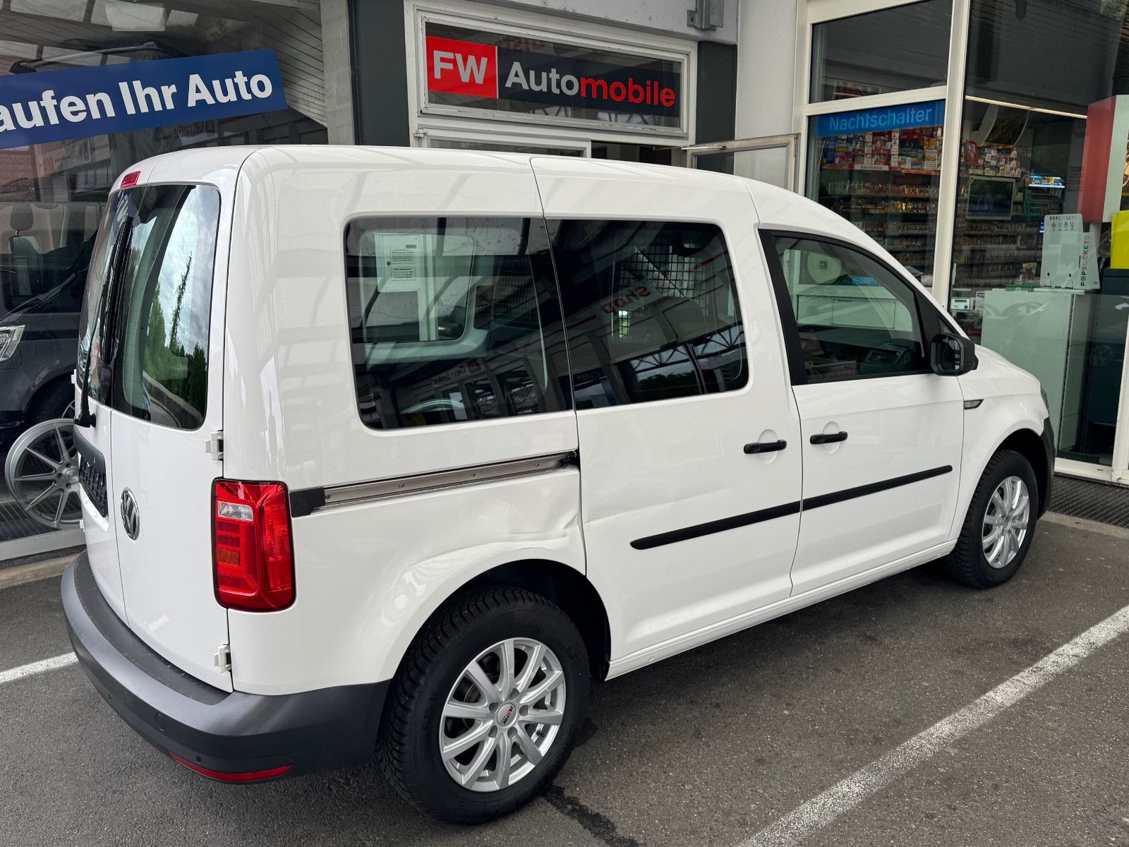 Volkswagen Caddy 2,0 TDI DSG - Samsaru's Car Outlet