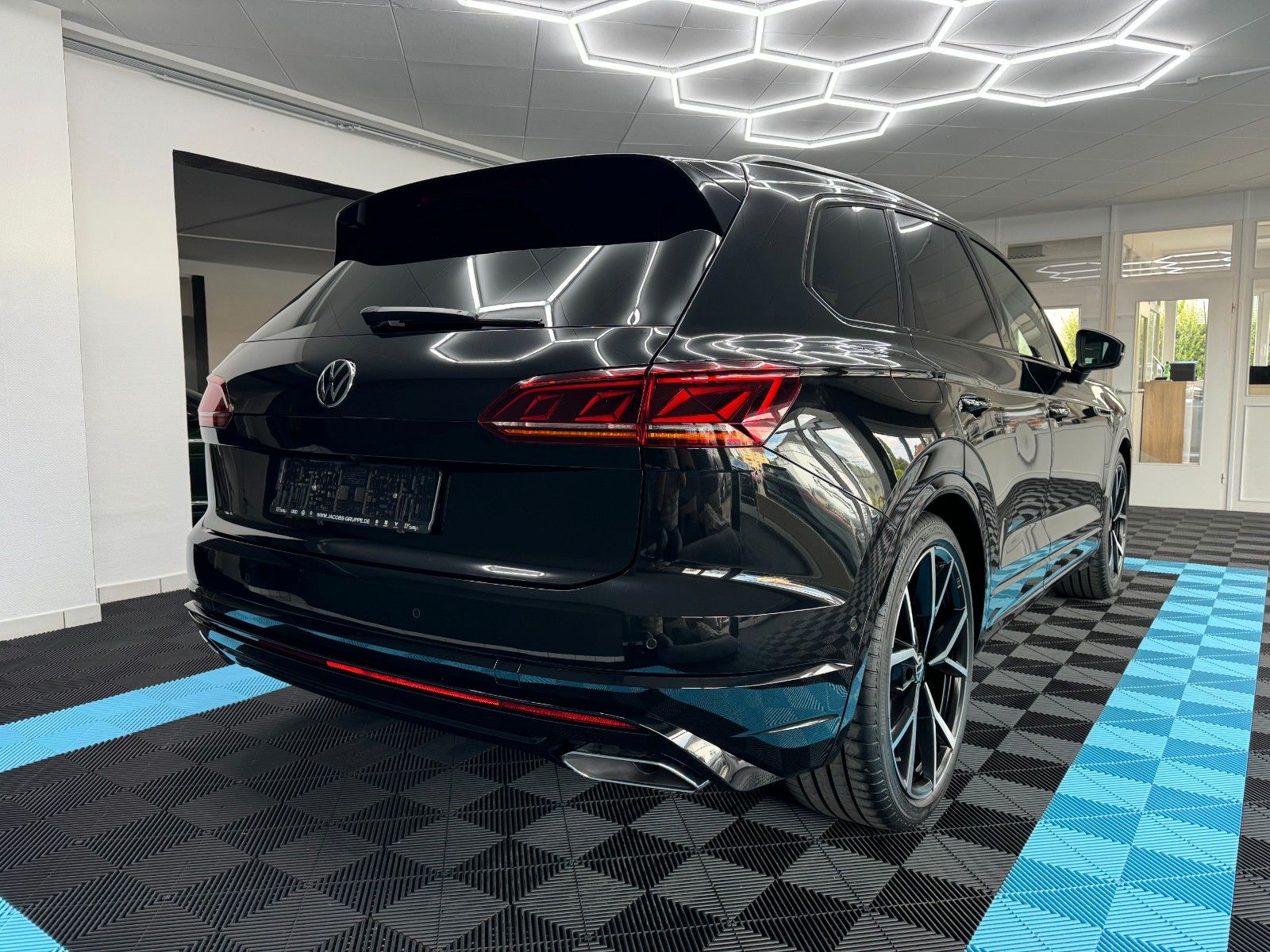 Volkswagen R-Line - Samsaru's Car Outlet