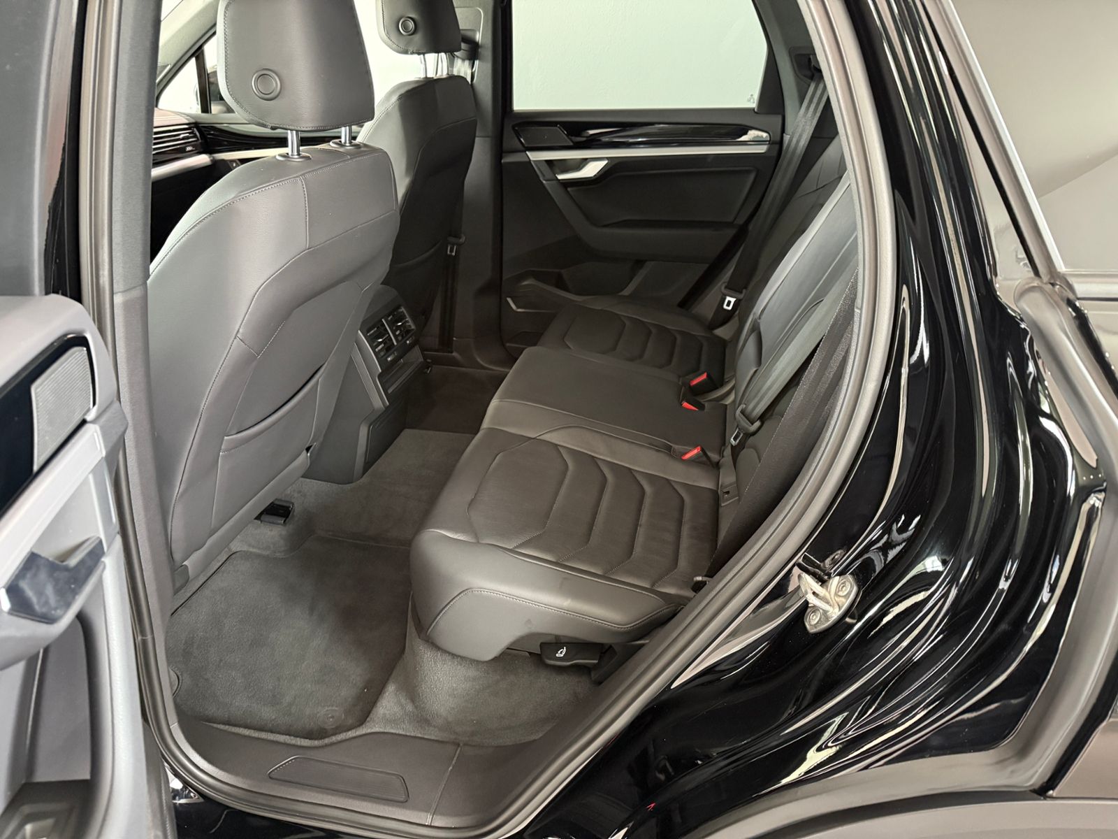 Volkswagen Touareg 3.0TDI V6 4MOTION - Samsaru's Car Outlet