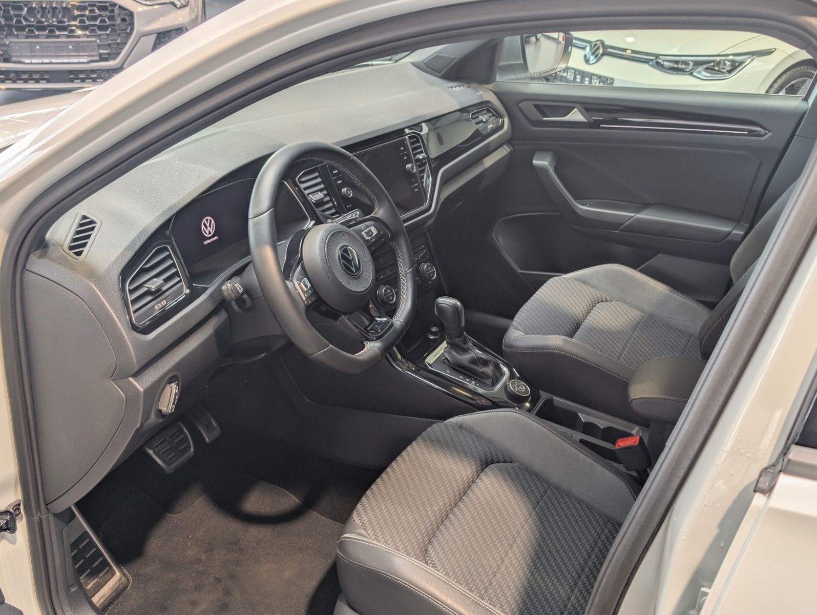 Volkswagen T-Roc 2.0 TSI OPF 4MOTION DSG R - Samsaru's Car Outlet