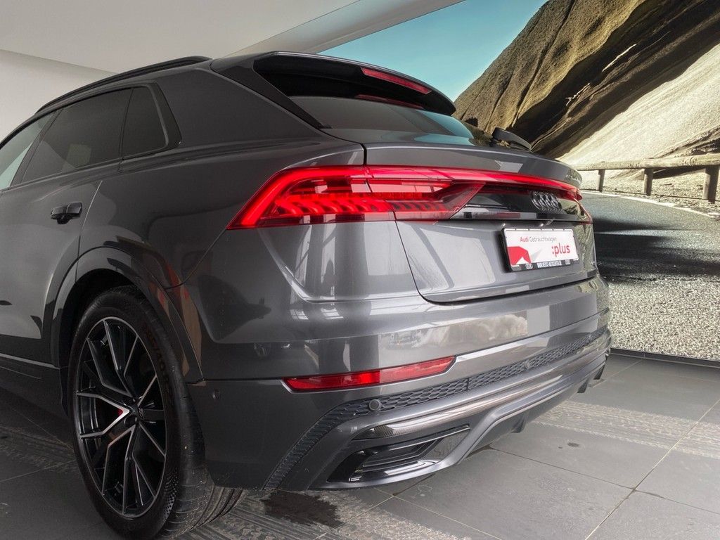 Audi Q8 50 TDI quattro S line PANO+AHK+CARBON+ACC+B&O