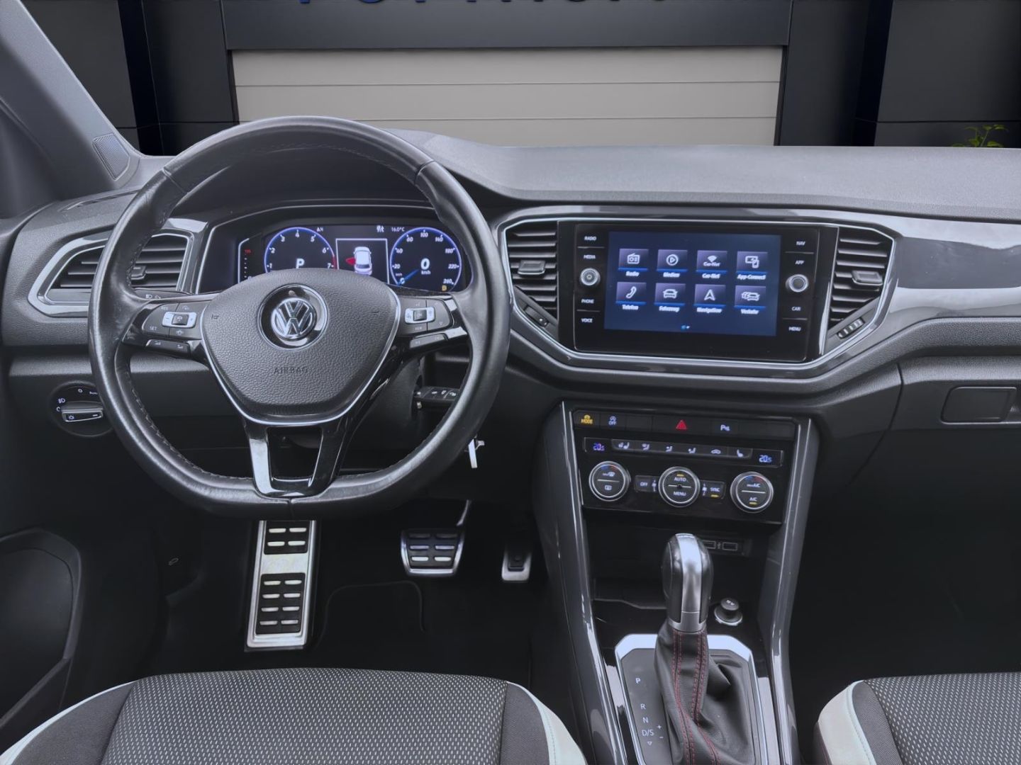 Volkswagen T-Roc 1.5 TSI DSG SPORT - Samsaru's Car Outlet
