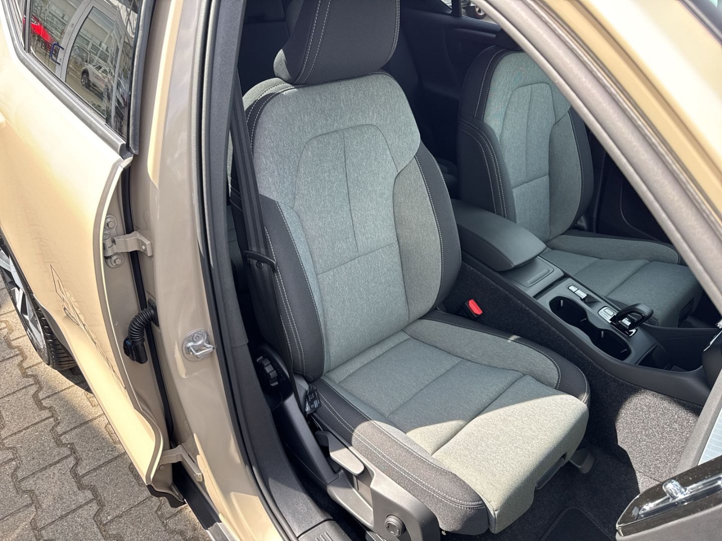Volvo XC40 Core B3 - Samsaru's Car Outlet