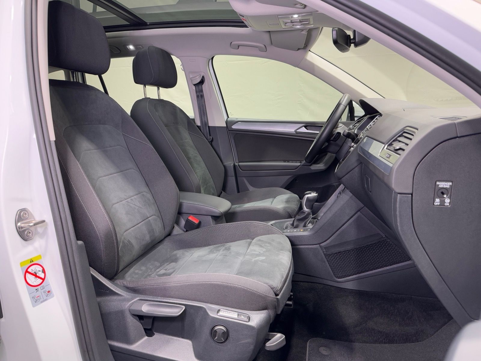 Volkswagen Tiguan Life 1.4 TSI eHybrid - Samsaru's Car Outlet