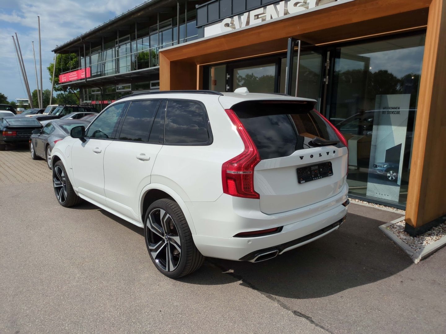 Volvo XC90 R Design Expression Recharge Plug-In Hybrid - Samsaru's Car Outlet