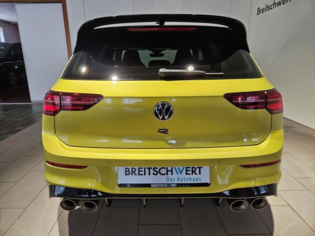 Volkswagen Golf 8 R 2.0 TSI 4M DSG - Samsaru's Car Outlet