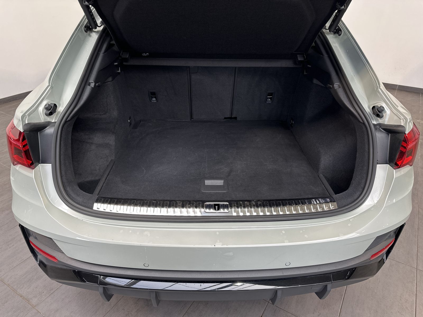 Audi Q3 SpB 40 TDI Qu S-Line Black - Samsaru's Car Outlet