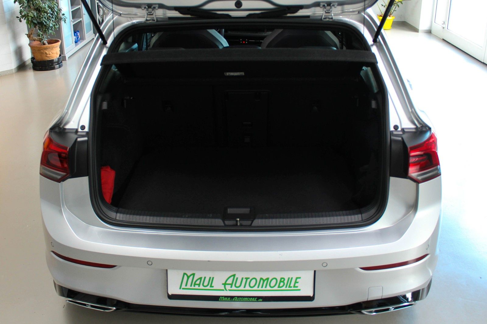 Volkswagen Golf VIII R-Line - Samsaru's Car Outlet