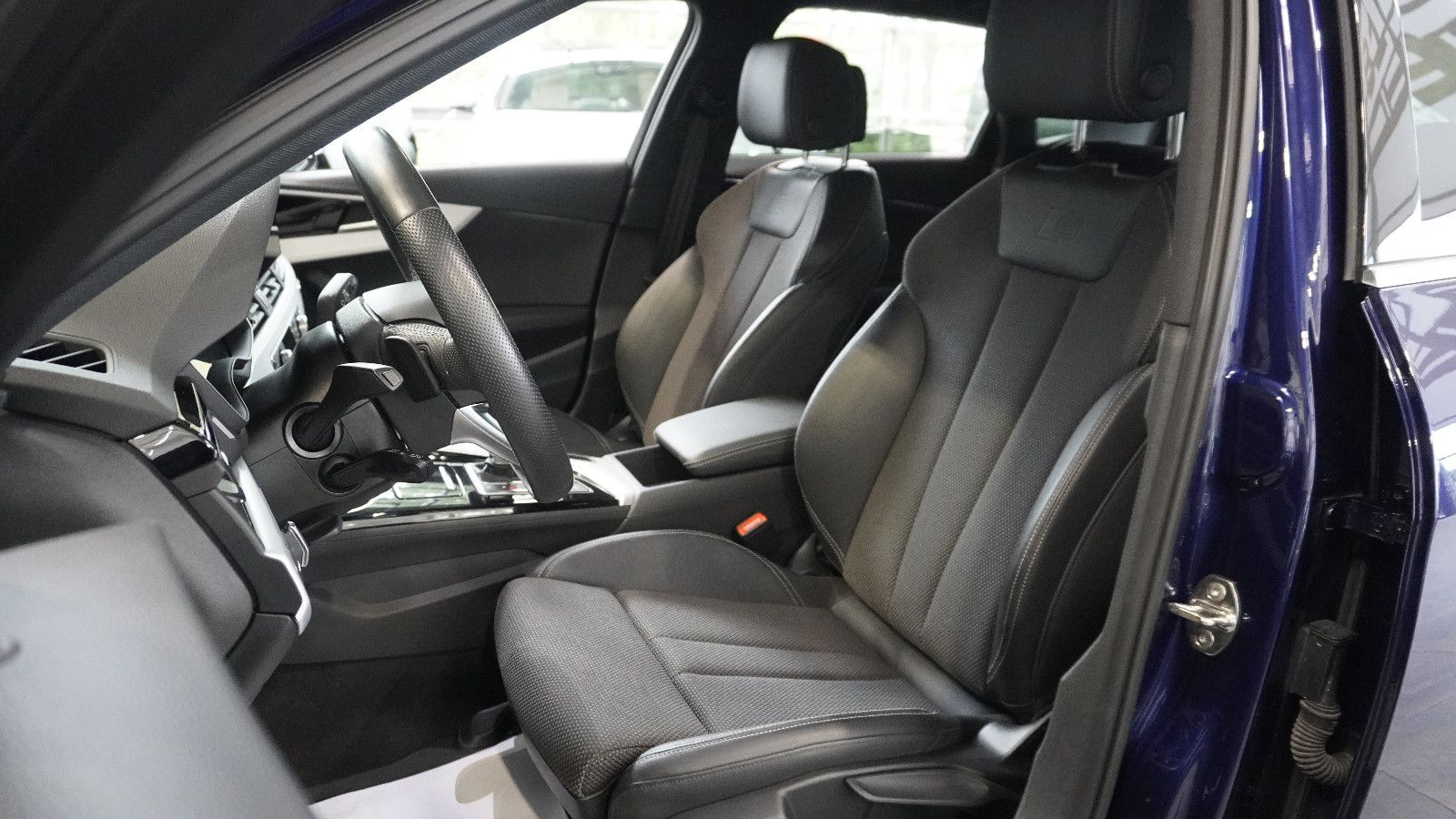 Audi A4 Avant 40 TFSI quattro S line - Samsaru's Car Outlet