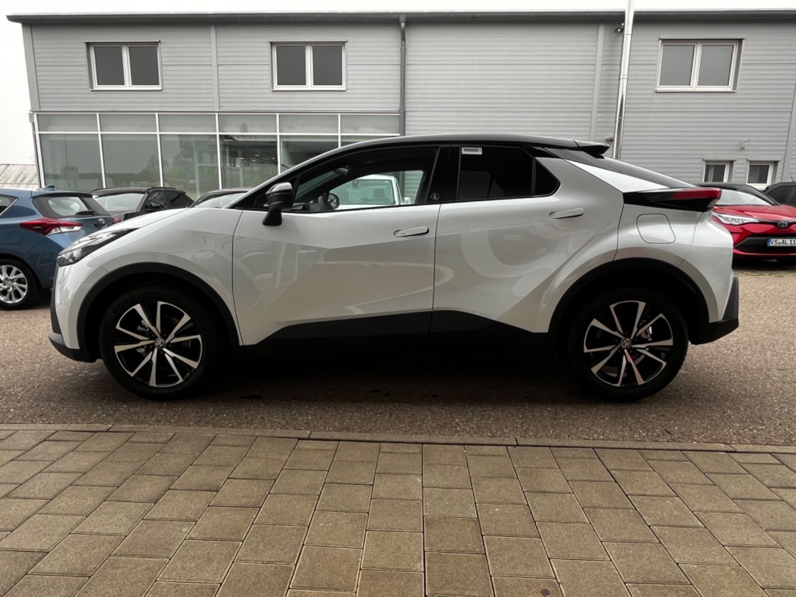 Toyota C-HR 1.8l Hybrid Team - Samsaru's Car Outlet