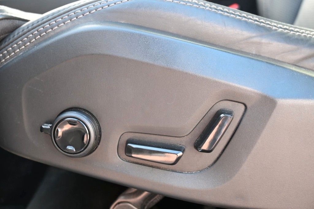 Volvo XC90 Ultimate Dark B5*PANO*B&W*LUFT*STHZ*22*