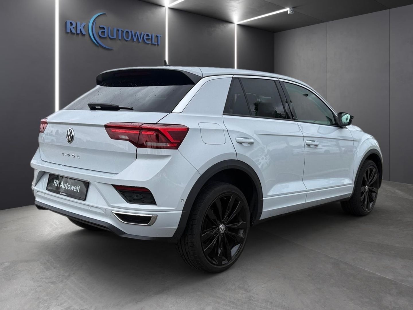 Volkswagen T-Roc IQ.DRIVE 1.5 TSI DSG - Samsaru's Car Outlet