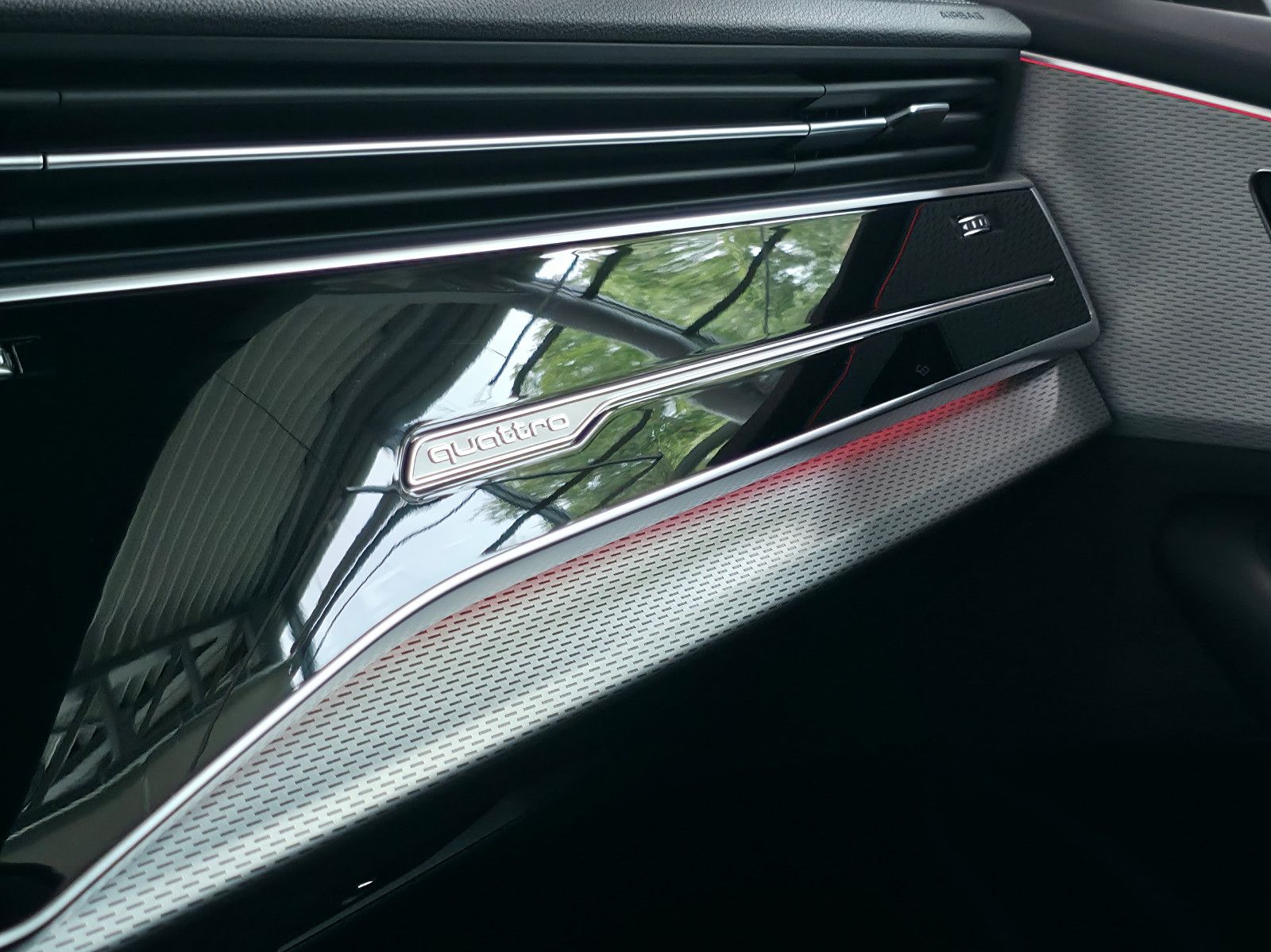 Audi Q8 60 TFSI e quattro - Samsaru's Car Outlet