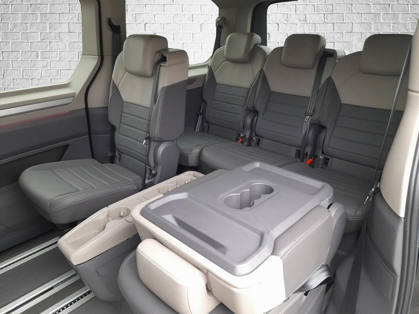 Volkswagen Multivan Life 2.0 TDI - Samsaru's Car Outlet