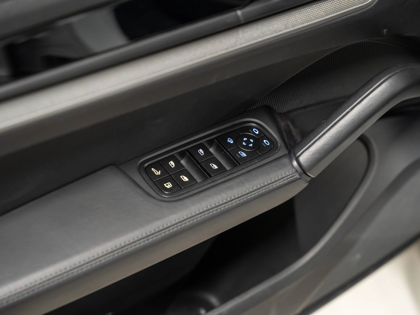 Porsche Cayenne E-Hybrid Beifahrerdisplay Massagesitze