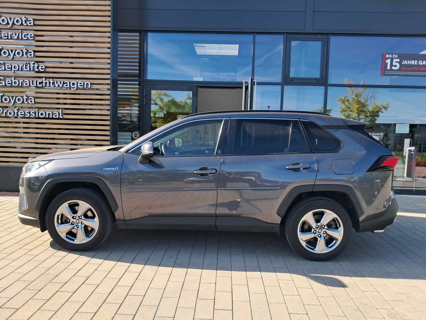 Toyota RAV4 Hybrid 4x4 - Samsaru's Car Outlet