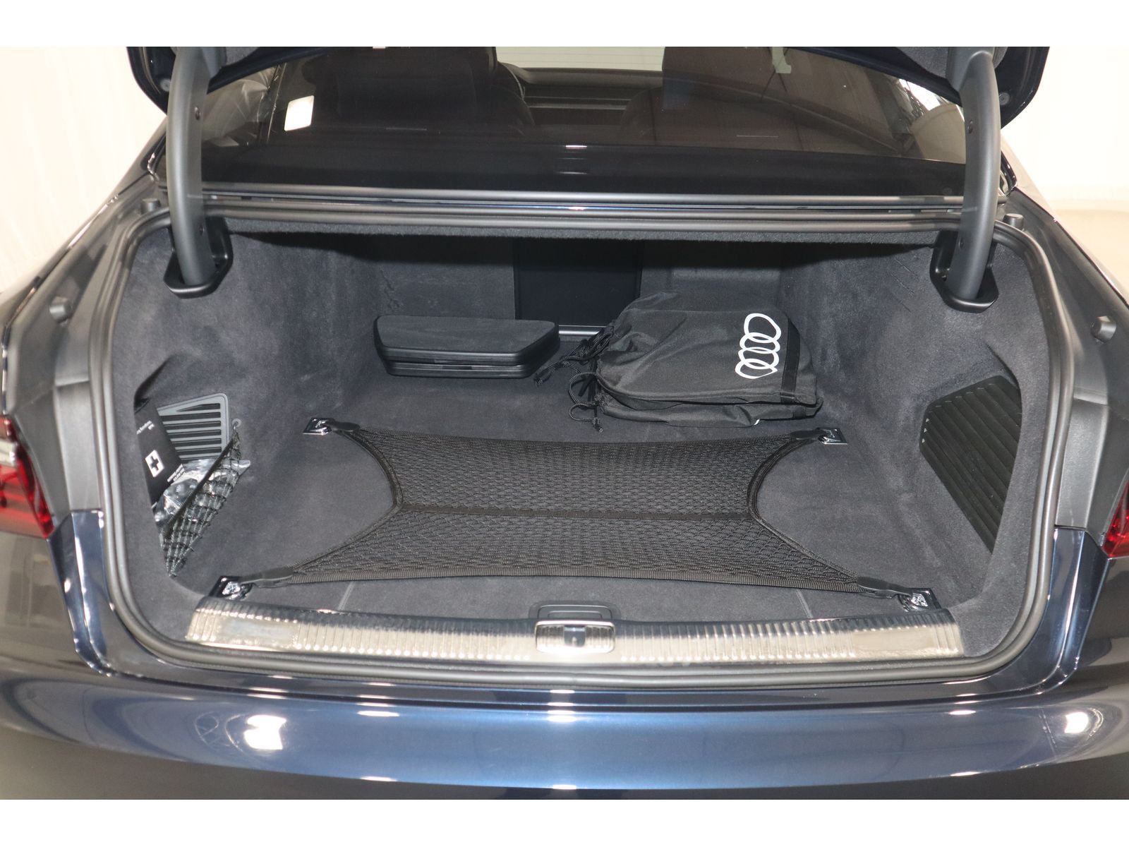 Audi A8 Lang 60 TFSI e quattro - Samsaru's Car Outlet