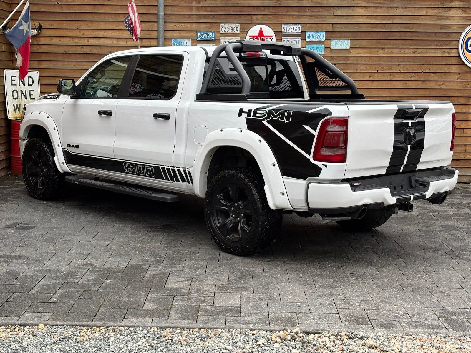 Dodge RAM 1500 Laramie 5,7L 4x4 AHK LPG12´´ Navi Bügel
