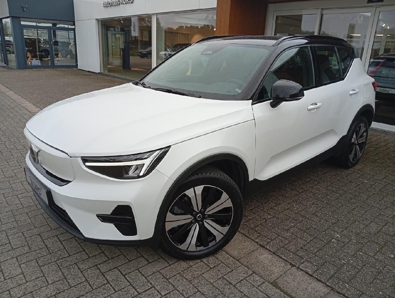 Volvo XC40 Twin Core Pure Electric AWD/AHK/GJR/Wärmepu