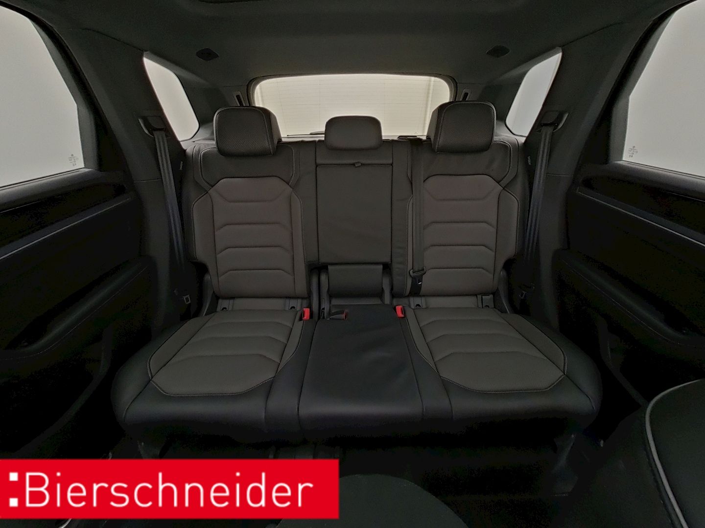 Volkswagen Touareg 3.0 TDI R-line Black - Samsaru's Car Outlet