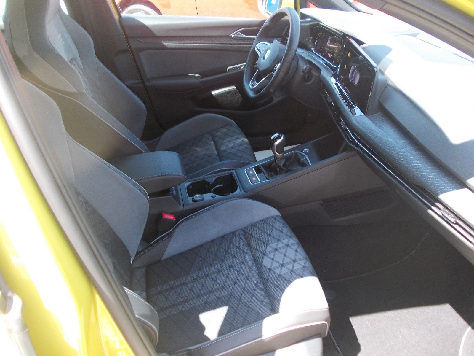 Volkswagen Golf VIII R-Line - Samsaru's Car Outlet