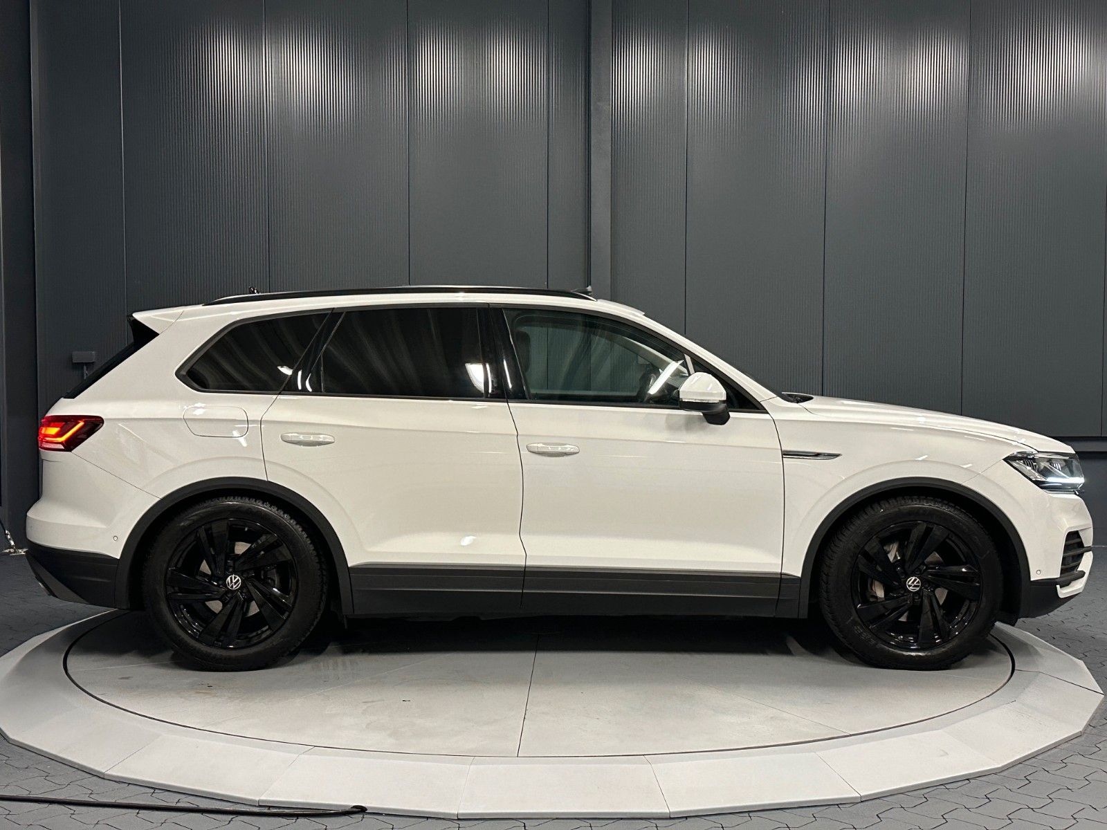 Volkswagen Touareg V6 TDI 4Motion - Samsaru's Car Outlet